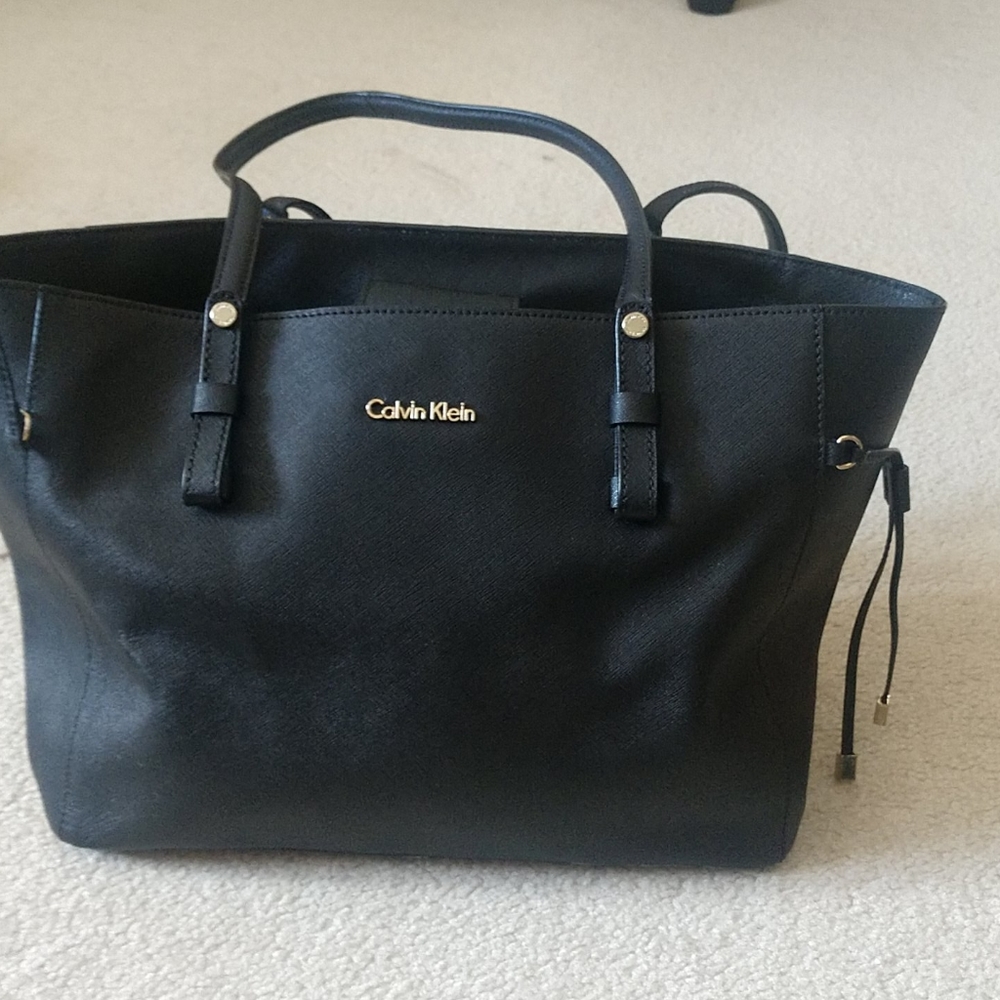 CK black leather shoulder bag in perfect condition